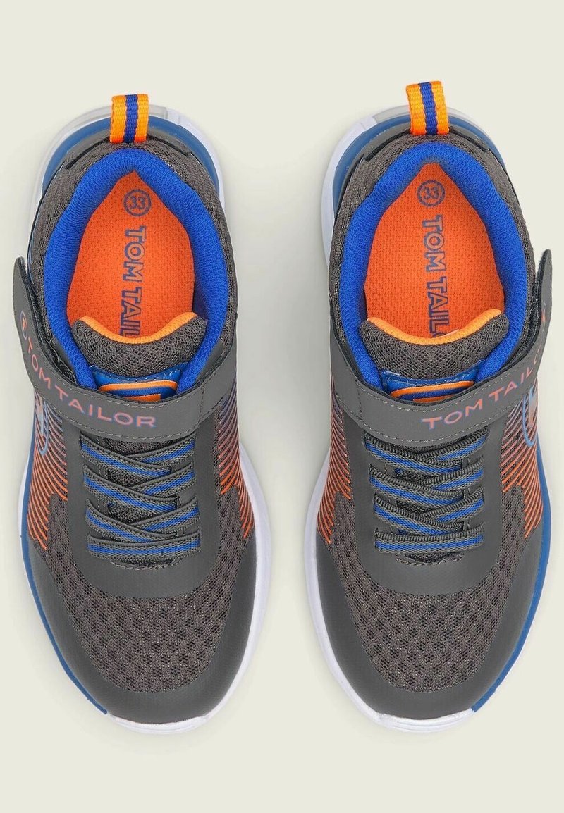Kinder Sneaker low | TOM TAILOR LICENCE MIT STREIFEN Sneaker low coal/neon orange/dunkelgrau - PQ40355 Kinder Sneaker low | TOM TAILOR LICENCE MIT STREIFEN Sneaker low coal/neon orange/dunkelgrau - PQ40355