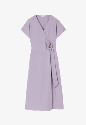 Lavender spalvos supakuotas suknelė su trumpomis rankovėmis, kuriame yra mazgo detalė liemens srityje ir apvalus akcentas, pagaminta iš lygios, lengvos medžiagos.