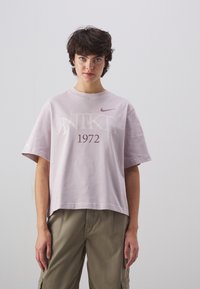 Nike Sportswear TEE CLASSICS BOXY - Camiseta estampada - platinum violet