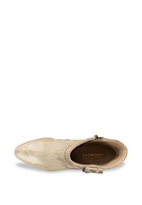Botín beige hasta el tobillo con punta afilada, parte superior de cuero texturizado y un cierre decorativo de cremallera en tono plateado. El interior cuenta con el logotipo de la marca.