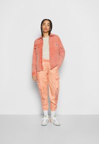 Jordan W J ESSEN UTILITY - Calças cargo - crimson bliss