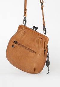 Borsa a tracolla in pelle marrone con forma arrotondata, dotata di chiusura a gancio, tracolla a catena e tasca con zip sul retro.
