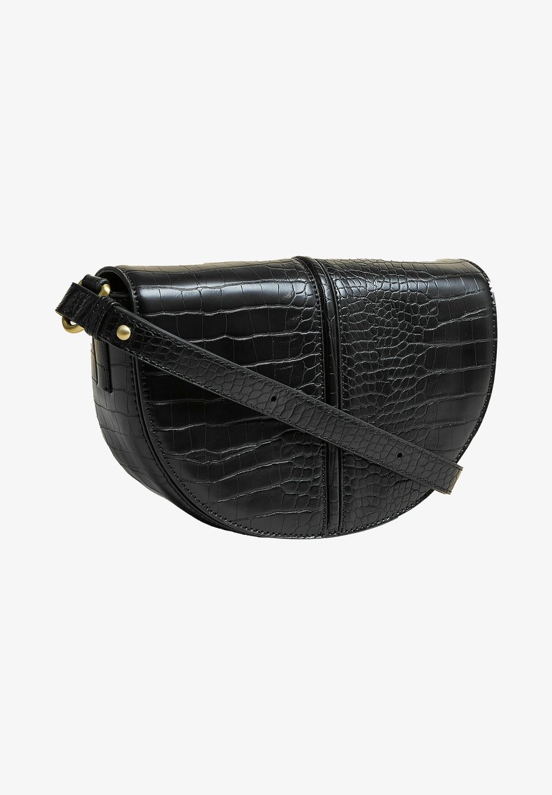 Sac bandoulière noir en forme de demi-lune avec motif crocodile texturé et sangle réglable avec ferrures dorées.