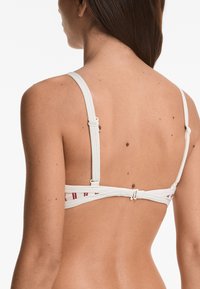 OYSHO TRIM TEXTURED STIPLE TRIANGLE - Sutien costum de baie din două piese - beige