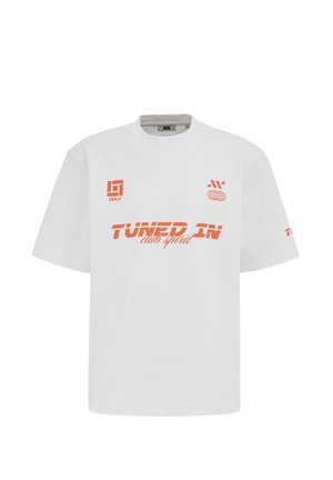 Biele tričko s krátkym rukávom s oranžovým textom "Tuned In club spirit" a grafickými logami na hrudi a rukáve.