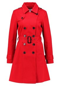 Červený trenčkot vyrobený z bavlny s dvojitým zapínáním, černými knoflíky, páskem v pase a knoflíkovými manžetami.