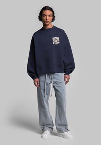 WRSTBHVR FLYNN SWEATSHIRT - Sweatshirt - outer space
