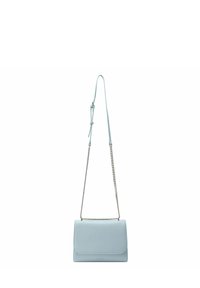 Borsa a tracolla di pelle azzurro chiaro con una superficie liscia, forma rettangolare, flap pieghevole e una tracolla in catena argentata.