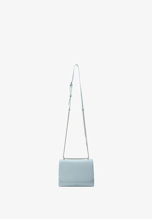 Borsa a tracolla di pelle azzurro chiaro con una superficie liscia, forma rettangolare, flap pieghevole e una tracolla in catena argentata.