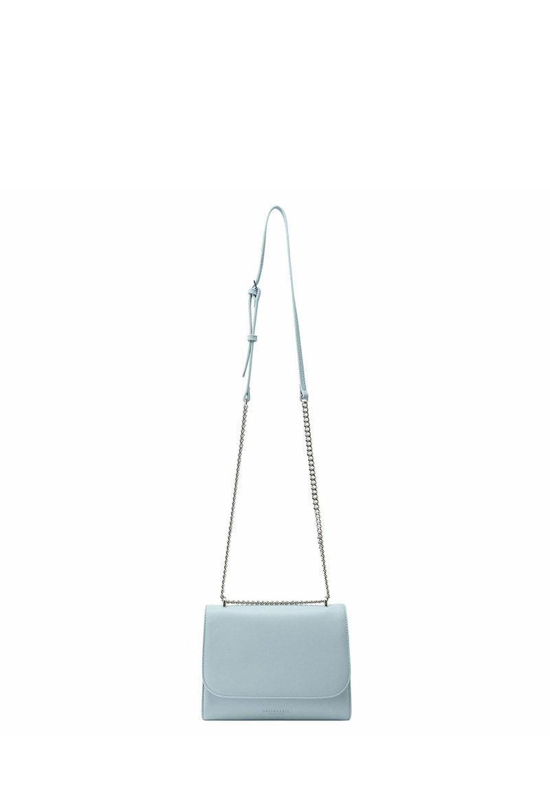Borsa a tracolla di pelle azzurro chiaro con una superficie liscia, forma rettangolare, flap pieghevole e una tracolla in catena argentata.
