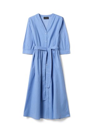 Vestito midi a righe verticali blu con scollo a V, maniche a tre quarti, chiusura frontale con bottoni e cintura in vita abbinata.