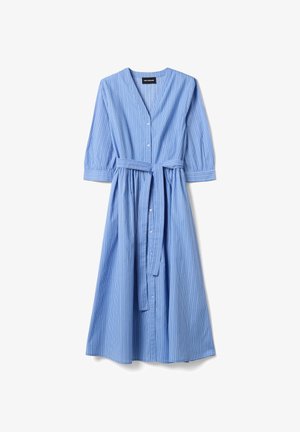 Vestito midi a righe verticali blu con scollo a V, maniche a tre quarti, chiusura frontale con bottoni e cintura in vita abbinata.