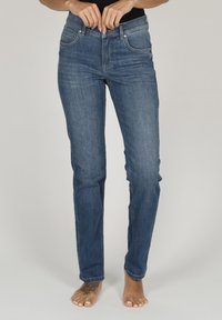 Blå denimjeans med en klassisk rak passform, femficksdesign och normal midja, med subtila blekningar och sömnadsdetaljer.