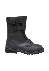 Botas militares de cuero negro, con cordones, caña alta, dos hebillas decorativas, superficie texturizada y suela de goma resistente.
