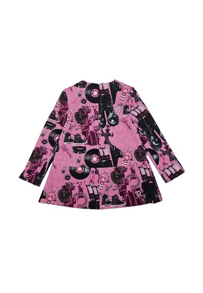 Giacca a maniche lunghe con sfondo rosa che presenta stampe grafiche nere di dischi in vinile, calzature e accessori in varie trame.