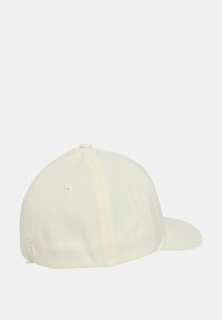 Cappellino da baseball color crema con un design strutturato, visiera piatta e fori di ventilazione. Realizzato in tessuto liscio con cuciture rinforzate.