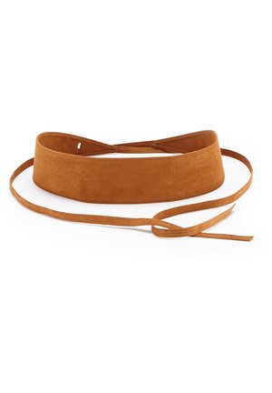 Breiter Gürtel aus braunem Wildleder mit langen, dünnen Bändern zum Binden, präsentiert vor weißem Hintergrund.