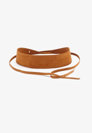 Breiter Gürtel aus braunem Wildleder mit langen, dünnen Bändern zum Binden, präsentiert vor weißem Hintergrund.