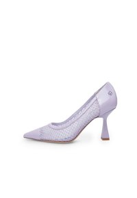 Chaussure à talons hauts lilas avec un design à bout pointu et panneaux en mesh. Fini brillant en vernis, talon angulaire distinctif et détails de marque subtils.
