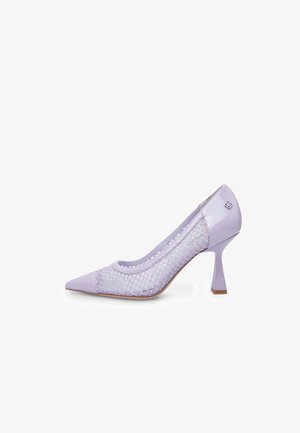 Lila High-Heel-Schuh mit spitz zulaufender Zehenpartie und Netzpaneel-Design. Glänzende Lackoberfläche, markanter winkelförmiger Absatz und dezente Markendetails.