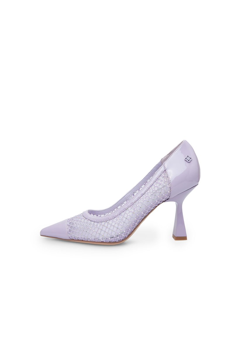 Chaussure à talons hauts lilas avec un design à bout pointu et panneaux en mesh. Fini brillant en vernis, talon angulaire distinctif et détails de marque subtils.