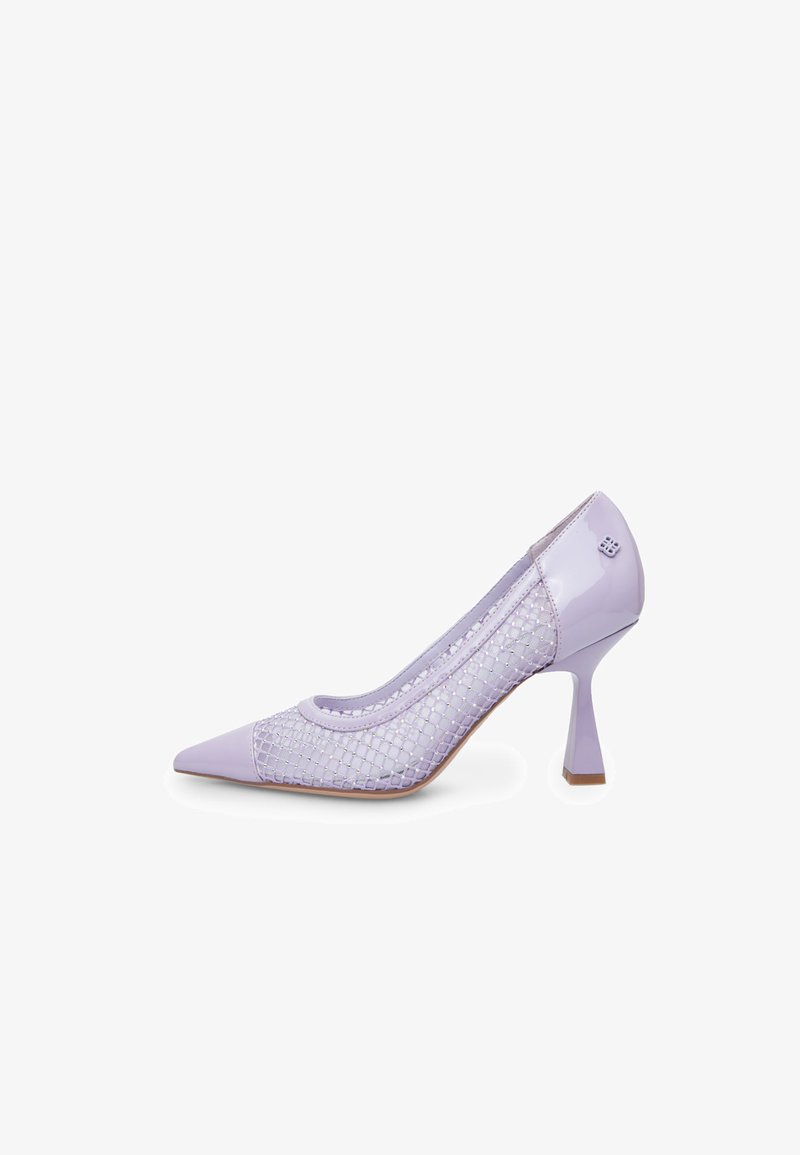 Scarpa col tacco alto lilla con punta affusolata e design con pannelli in rete. Finitura lucida in vernice, tacco angolare distintivo e dettagli del marchio sottili.