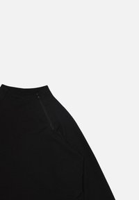 Schwarz zipfeliger Sweatshirtkragen mit einer weichen Textur, der ein minimalistisches Design und schräge Nahtdetails aufweist.