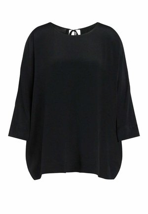 Blouse noire ample avec manches trois-quarts et encolure ronde, avec une petite fermeture à nouer à l'arrière.