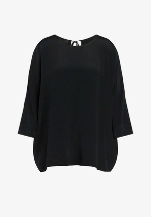 Blusa nera dalla vestibilità ampia con maniche a tre quarti e scollo rotondo, con una piccola chiusura a fiocco sul retro.