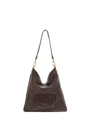 Borsa a tracolla in pelle marrone scuro con tasca frontale, fibbie dorate e una singola tracolla nera, appesa su uno sfondo bianco.