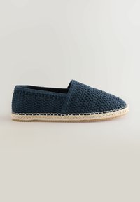 Zapato slip-on tejido en color navy con parte superior de tejido texturizado, suela ligera y un acento de yute trenzado a lo largo del borde.