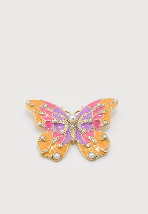 Broche en forme de papillon avec des ailes en émail orange, rose et violet, décorées de perles et de petits strass clairs.