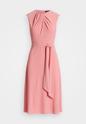 Ärmelloses pinkes Midikleid mit gerafftem Ausschnitt und Stoffgürtel, der in der Taille zu einem Knoten gebunden ist, auf weißem Hintergrund dargestellt.