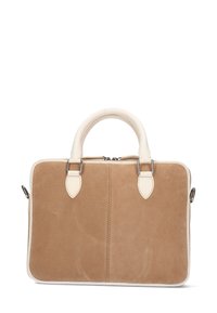 Sandalwood farvet suede taske med creme læderdetaljer, dobbelte håndtag, sølvhardware og en flad rektangulær form. Lynlåslukning øverst.