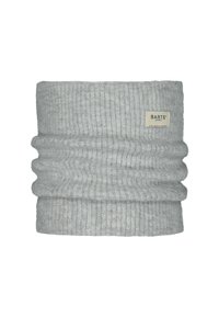 Lichtgrijze geribbelde gebreide nekwarmer met geplooide secties en een klein geweven label met de merknaam. Zachte textuur en cilindrische vorm.