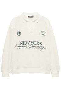 Witte, gestructureerde polo met lange mouwen en kraag, donkergroene geborduurde tekst "NEW YORK finale state league," emblem en "MCM XCI" op de voorkant.