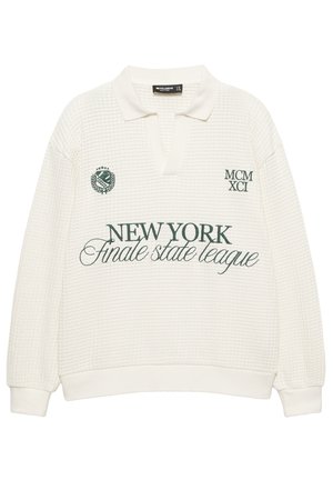 Polo blanc texturé à manches longues avec col, texte brodé vert foncé "NEW YORK finale state league", emblème, et "MCM XCI" sur le devant.