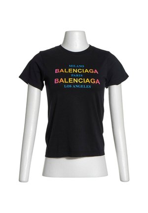 Zwart T-shirt met korte mouwen met kleurrijke "BALENCIAGA" tekst en stadsnamen Milano, Parijs en Los Angeles op een wit paspop torso.