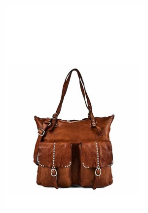 Braune Lederschultertasche mit zwei vorderen Schnallen-Taschen, verziert mit silbernen Nieten und doppelten verstellbaren Trägern.