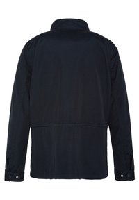 Námořnicko-modrá bunda s vysokým límcem, dlouhými rukávy a zúženým pasem. Vyrobena z hladké látky s knoflíkovými manžetami. Jednoduchý design, bez vzorů.