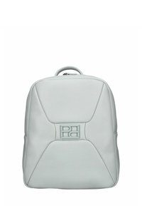 Zaino in pelle grigio chiaro con un design strutturato, caratterizzato da un logo distintivo al centro e una maniglia superiore per il trasporto.