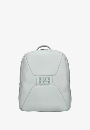 Sac à dos en cuir gris clair avec un design structuré, présentant un logo distinctif au centre et une poignée supérieure pour le transport.