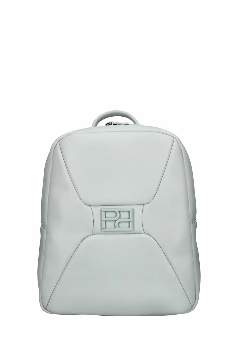 Zaino in pelle grigio chiaro con un design strutturato, caratterizzato da un logo distintivo al centro e una maniglia superiore per il trasporto.