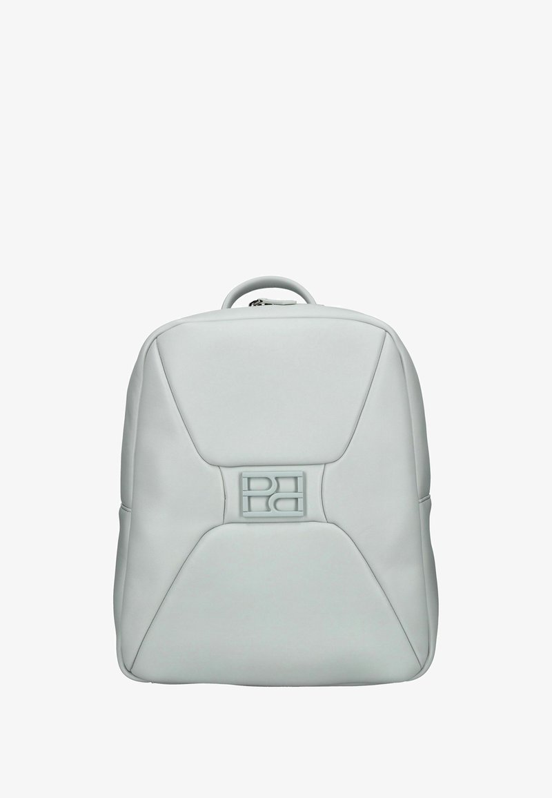Zaino in pelle grigio chiaro con un design strutturato, caratterizzato da un logo distintivo al centro e una maniglia superiore per il trasporto.