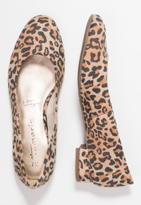 Chaussures à petit talon à imprimé léopard pour femmes, une vue du dessus d'une chaussure montrant la semelle intérieure, l'autre vue latérale montrant le talon et la semelle.