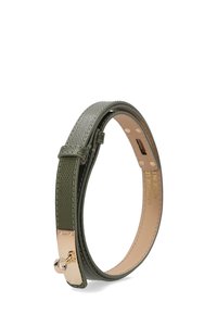 Grünes Lederarmband mit strukturiertem Finish, ausgestattet mit einem Verschluss aus goldfarbenem Metall und glattem Innenbereich. Schlanke, abgerundet Form mit verstellbarer Länge.