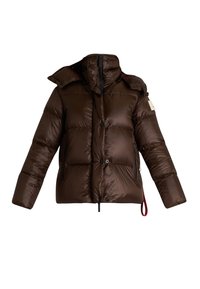 Giacca imbottita marrone con collo alto, bottoni frontali e tasche laterali con zip. Presenta un coulisse sull'orlo e una superficie testurizzata.