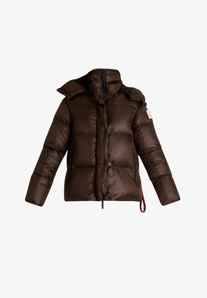Giacca imbottita marrone con collo alto, bottoni frontali e tasche laterali con zip. Presenta un coulisse sull'orlo e una superficie testurizzata.