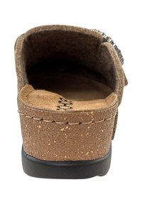 Bruine suède schoen met een kurkachtige textuur hak, zwarte rubberen zool en decoratieve hardware aan de zijkant. Toont de achteraanzicht van de schoen.