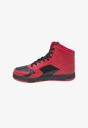 Høye joggesko med en rød crocodillemønstret overdel med svarte detaljer, teksturert gummisåle og svarte snorer.